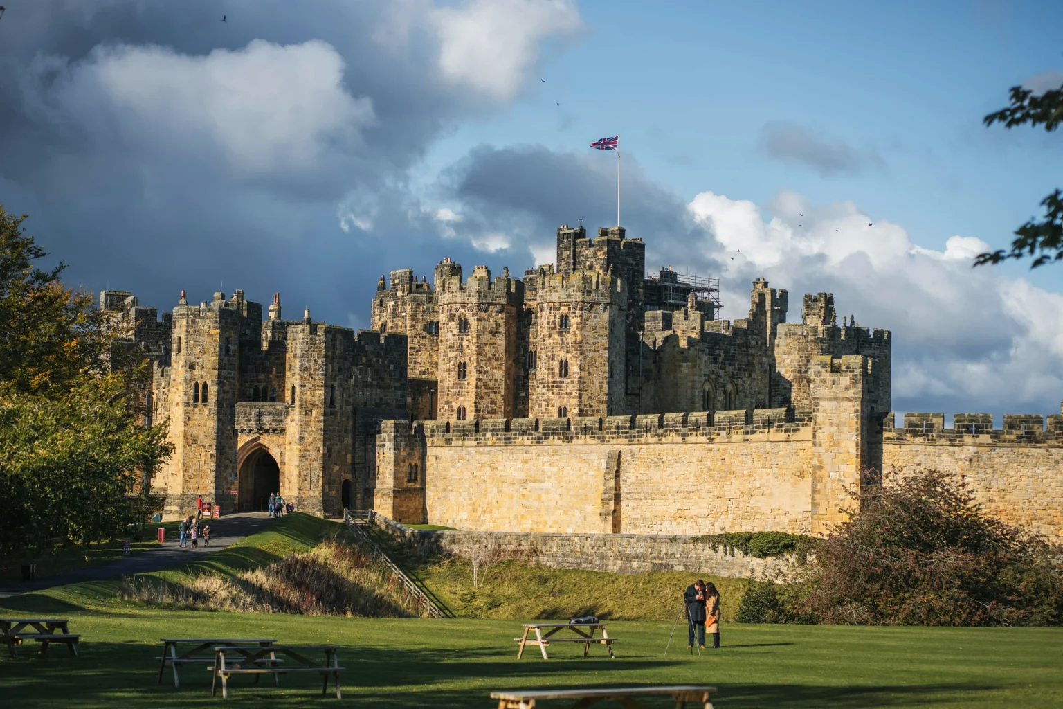 Alnwick Castle in Northumberland, a Harry Potter filming location on the day tour from Edinburgh